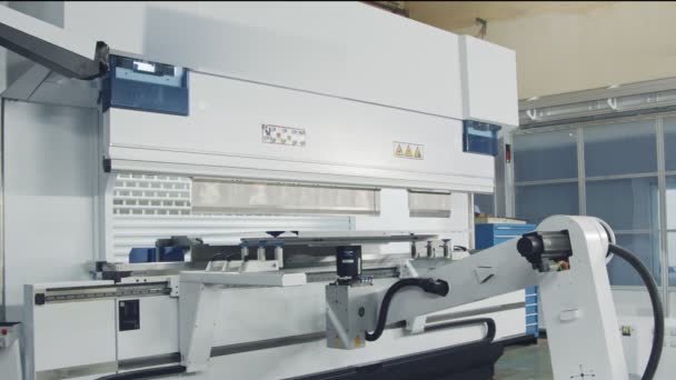 Robot di piegatura del metallo in un impianto di produzione di metallo — Video Stock