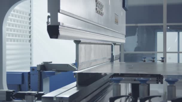 Робот для гибки металла на заводе по производству металла — стоковое видео
