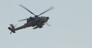 Ah - 64 d Apache Longbow askeri helikopter canon hedeflerle saldıran
