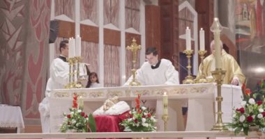 Nazareth, İsrail, 24 Aralık 2018. Rahipler Noel kitle duyuru Bazilikası gerçekleştirme
