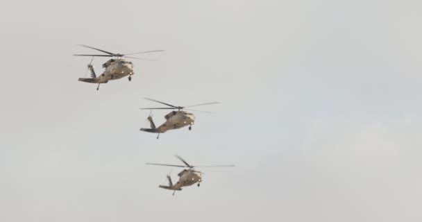 Tres Helicópteros Militares Blackhawk Volando Formación — Vídeos de Stock