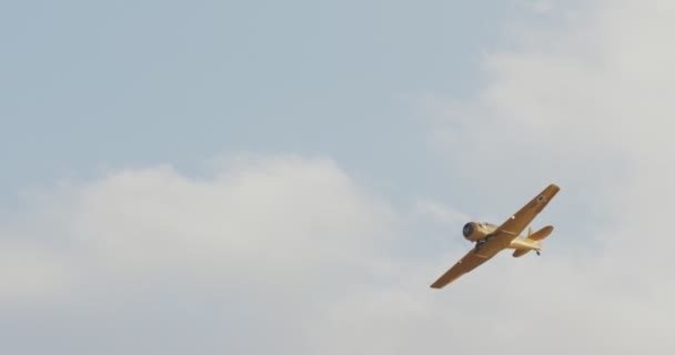 Republic P-47 Thunderbolt durante una demostración en un espectáculo aéreo — Vídeo de stock