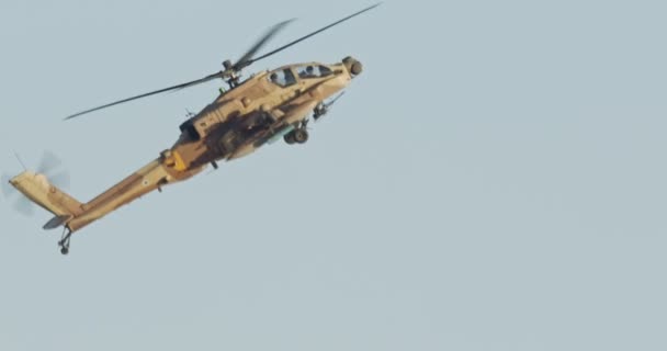 AH-64D elicottero militare Apache Longbow che attacca bersagli con canone — Video Stock