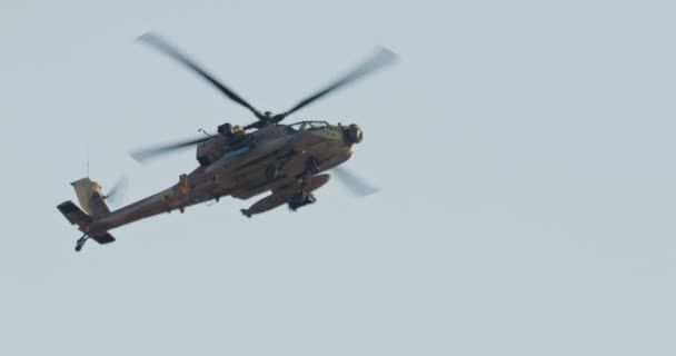 Ah-64d アパッチ ・ ロングボウの軍用ヘリコプターがキヤノンと目標を攻撃 — ストック動画