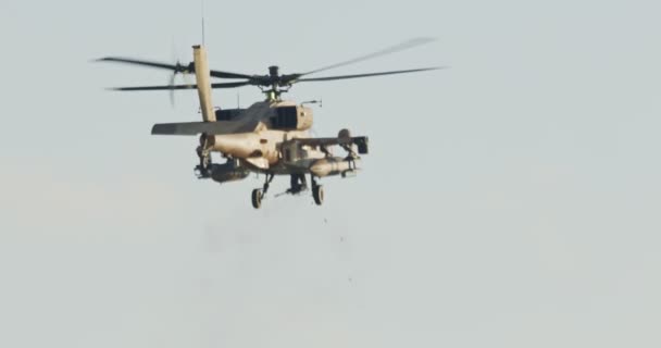 AH - 64d Apache Longbow vojenský vrtulník útoky na cíle s canon — Stock video