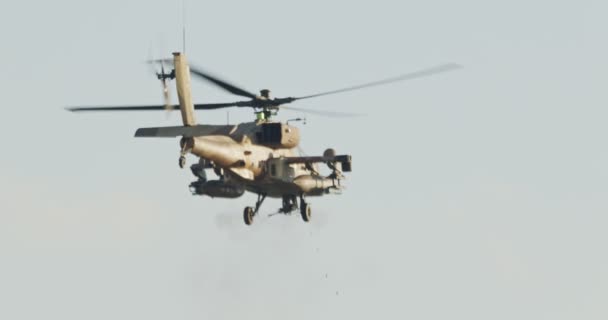 AH-64D helicóptero militar Apache Longbow atacando objetivos con cañón — Vídeo de stock