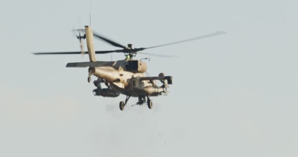 AH-64D Apache Helicóptero militar Longbow atacando alvos com canhão — Vídeo de Stock