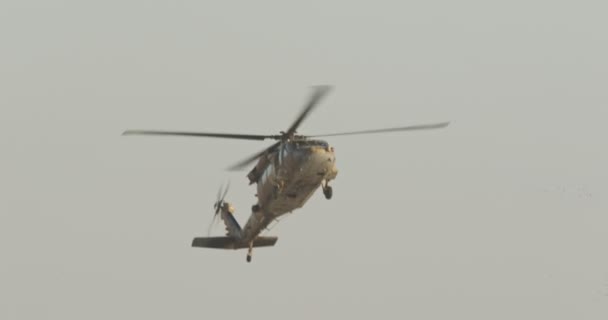 Helicóptero militar BlackHawk durante una misión de rescate en una base — Vídeo de stock