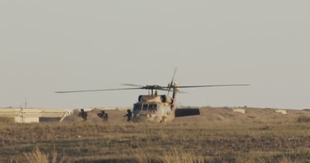 Военный вертолет BlackHawk во время спасательной операции на базе — стоковое видео