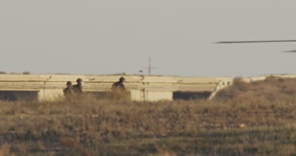 Helicóptero militar BlackHawk durante una misión de rescate en una base — Vídeos de Stock