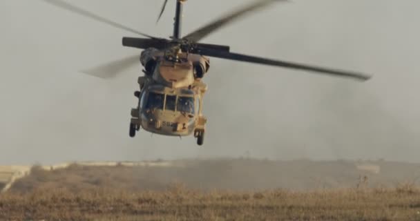 Helicóptero militar BlackHawk durante una misión de rescate en una base — Vídeos de Stock