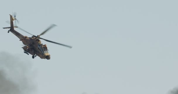 AH - 64d Apache Longbow militaire helikopter aanvallende doelstellingen met canon — Stockvideo