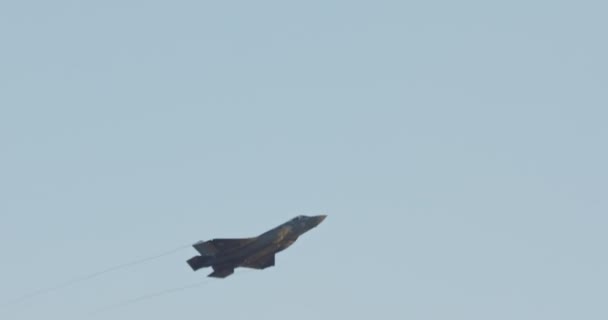 F-35 Stealth μαχητικό εκτελεί ελιγμούς μάχης υψηλής ταχύτητας — Αρχείο Βίντεο