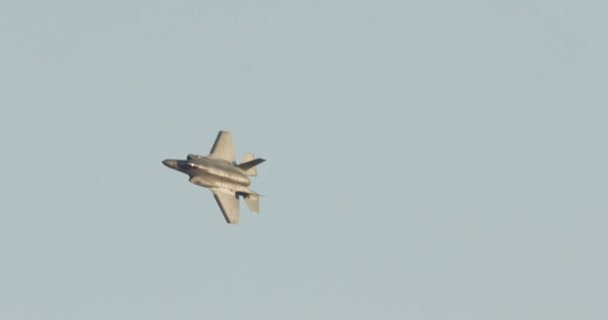 F-35 винищувач Stealth, виконуючи висока швидкість бойових маневри — стокове відео