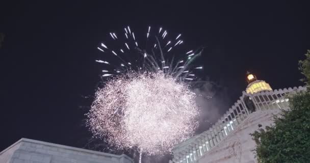 以色列拿撒勒, 2018年12月24日。城市上空圣诞前夜的焰火 — 图库视频影像