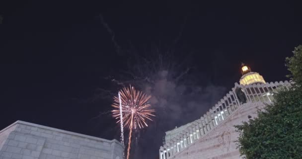 以色列拿撒勒, 2018年12月24日。城市上空圣诞前夜的焰火 — 图库视频影像