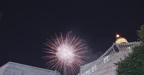 Nazaret, Israel, 24 de diciembre de 2018. Fuegos artificiales en la víspera de Navidad sobre la ciudad — Vídeos de Stock