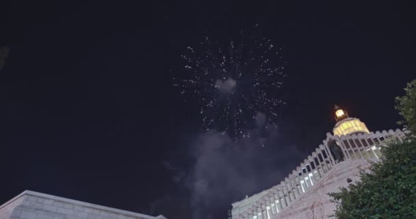 Nazareth, Israël, 24 December 2018. Vuurwerk op kerstavond over de stad — Stockvideo