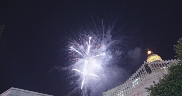 Nazaret, Israel, 24 de diciembre de 2018. Fuegos artificiales en la víspera de Navidad sobre la ciudad — Vídeo de stock