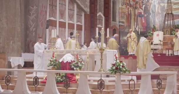 Nazareth, 24 December 2018. Massa van de kerst in de basiliek van de Annunciatie — Stockvideo