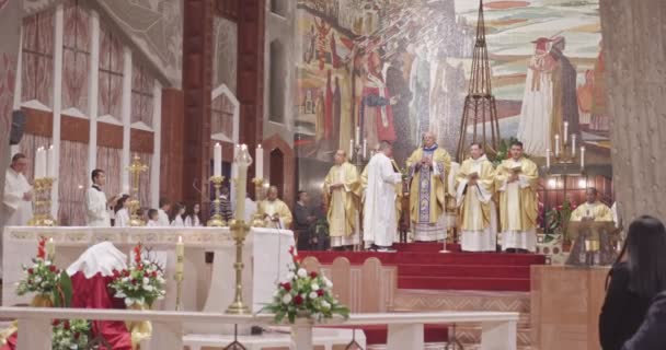 Nazareth, 24 December 2018. Massa van de kerst in de basiliek van de Annunciatie — Stockvideo