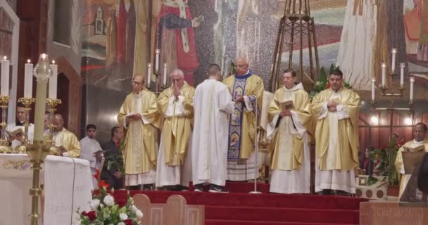 Nasaret, 24 December 2018. Christmas massan av bebådelsen i basilikan — Stockvideo
