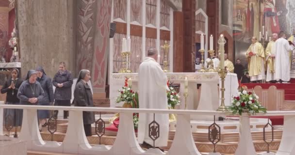 Nazaré, 24 de dezembro de 2018. Santa Missa de Natal na Basílica da Anunciação — Vídeo de Stock