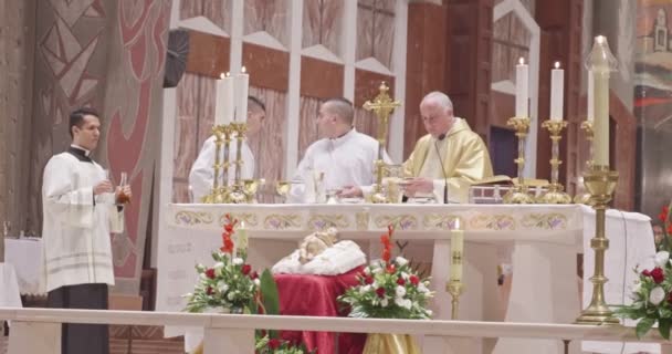 Nazareth, 24 December 2018. Massa van de kerst in de basiliek van de Annunciatie — Stockvideo