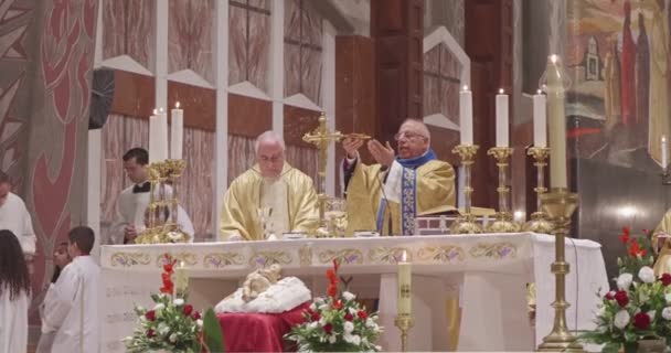Nazareth, December 24, 2018. Christmas mass in the Basilica of the Annunciation — Stock Video