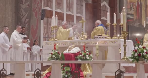 Nazareth, December 24, 2018. Christmas mass in the Basilica of the Annunciation — Stock Video