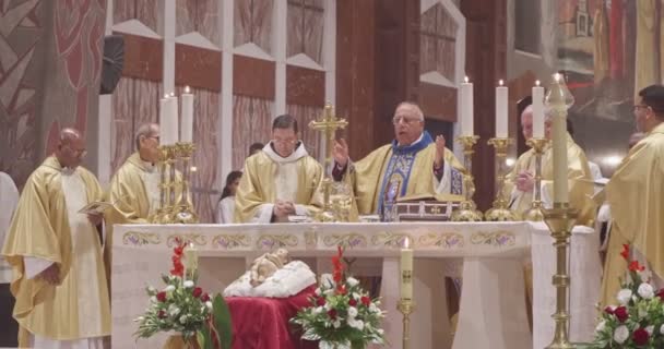 Nasaret, 24 December 2018. Christmas massan av bebådelsen i basilikan — Stockvideo