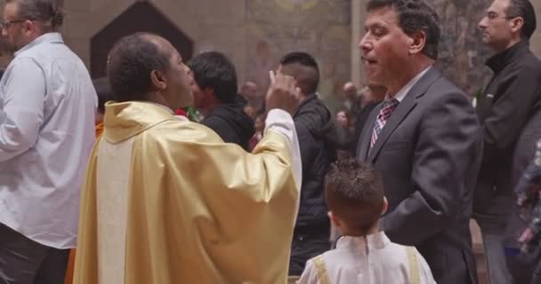 ナザレ イスラエル 2018 受胎告知聖堂でクリスマスのミサを行う僧 — ストック動画