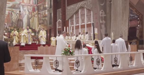 Nazareth, 24. prosinec 2018. Vánoční mše v bazilice Navštívení Panny Marie — Stock video