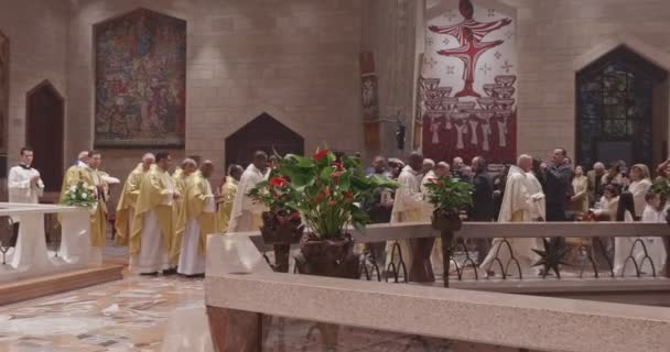 Nazareth, December 24, 2018. Christmas mass in the Basilica of the Annunciation — Stock Video