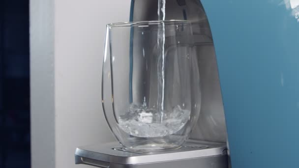 Медленное движение наполнения стакана водой в машине фильтрации воды — стоковое видео