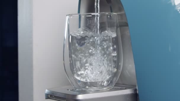 Fermer Mouvement Lent Une Tasse Eau Remplissant Une Machine Filtrer — Video