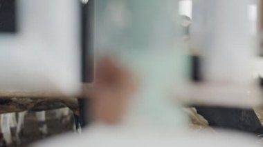 İstikrarlı bir süt çiftlikte büyük bir yemek saman süt inekleri