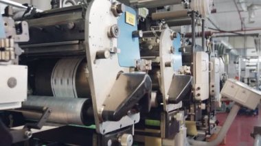 Yazdırma bir fabrikada büyük baskı makinesi