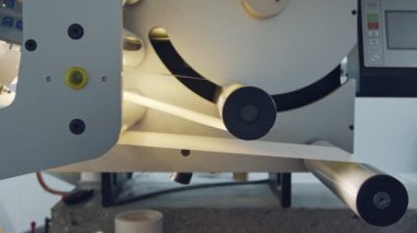 Closeup büyük bir sanayi baskı makinesi ile hareketli kağıt üzerinde