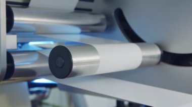 Portre bir endüstriyel baskı makinesi ile hareketli kağıt üzerinde