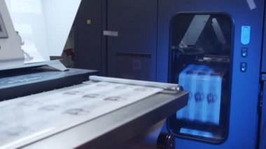 Büyük endüstriyel dijital yazıcıda yazdırma yaprak kağıt