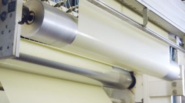 Closeup büyük bir sanayi baskı makinesi ile hareketli kağıt üzerinde