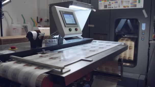 Großer industrieller Digitaldrucker, der Papierbögen druckt — Stockvideo