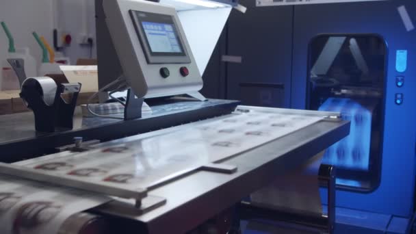 Velké průmyslové digitální tiskárna tisk listů papíru — Stock video