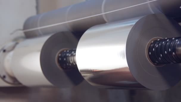 Rollos de empalme de grandes máquinas de impresión industrial de papel brillante — Vídeo de stock