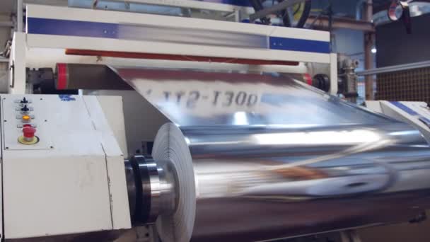 Große industrielle Druckmaschine, die Rollen glänzenden Papiers spleißt — Stockvideo