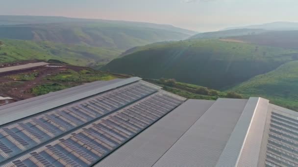 Filmagem Aérea Fazenda Leiteira Com Painéis Solares Nos Telhados — Vídeo de Stock
