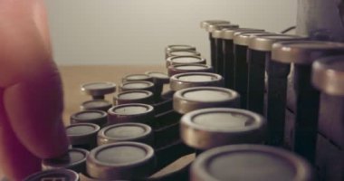 Gezinip erkek el yazma ile eski daktilo tuşları özel makro dolly vurdu
