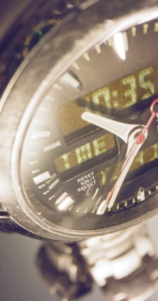 Macro beelden van een horloge van de hand met de hand van de seconden tikt — Stockvideo