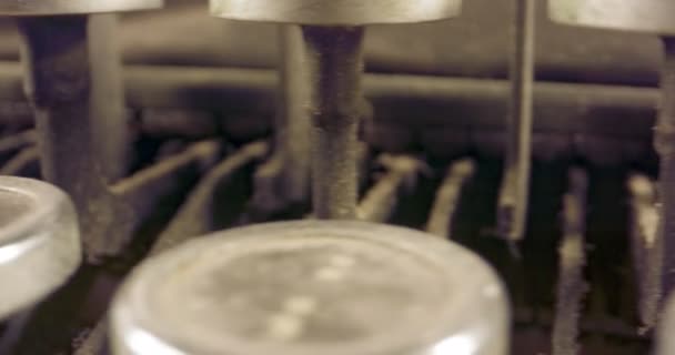 特殊マクロ ドリー ショット - 古いタイプライターのキーの上に置く — ストック動画
